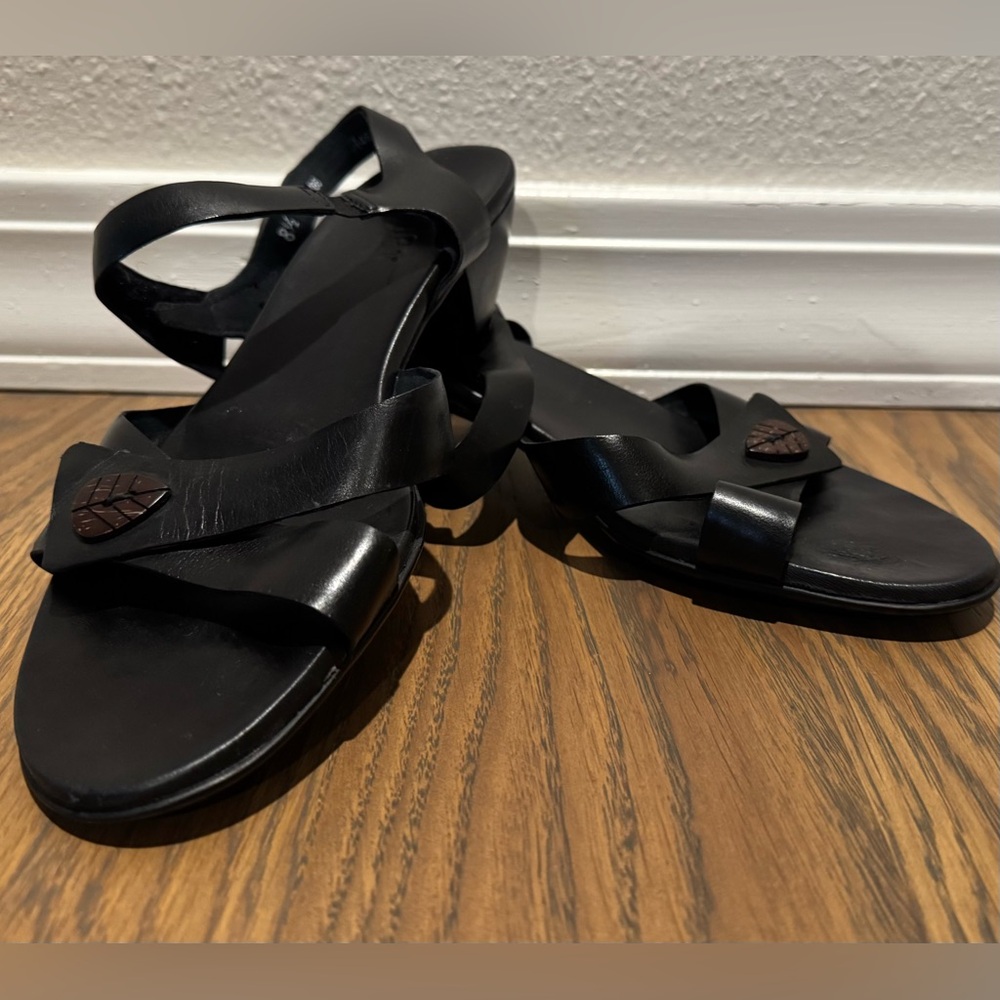 Munro Black Leather Ankle Strap Sandals